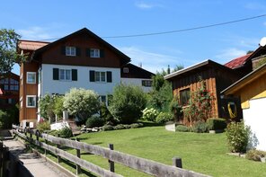 Ferienhaus Allgäu Oase, zentral im Dorf gelegen und doch ruhig und mit tollem Ausblick