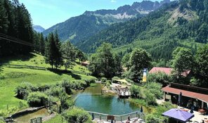 Baden im Freibad in Bad Hindelang: ein beliebtes Ausflugsziel für Familien im Sommer