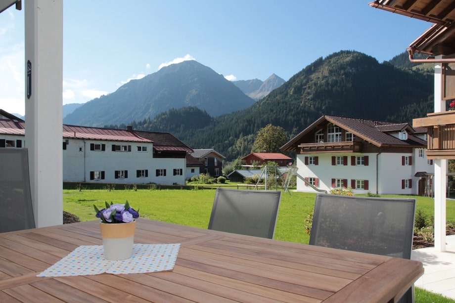 Urlaub mitten in den Alpen: Bergblick von der Terrasse aus