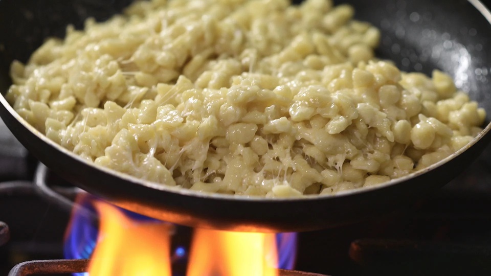 Allgäuer Kässpatzen: eines der vielen traditionellen Gerichte in Bad Hindelang essen