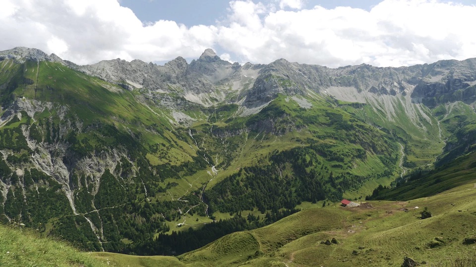 Wandern und das Bergpanorama der Allgäuer Alpen entdecken: ein entspanntes Ausflusgziel von Bad Hindelang aus