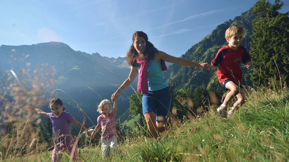 Familie mit Kindern im Sommerurlaub in Bad Hindelang