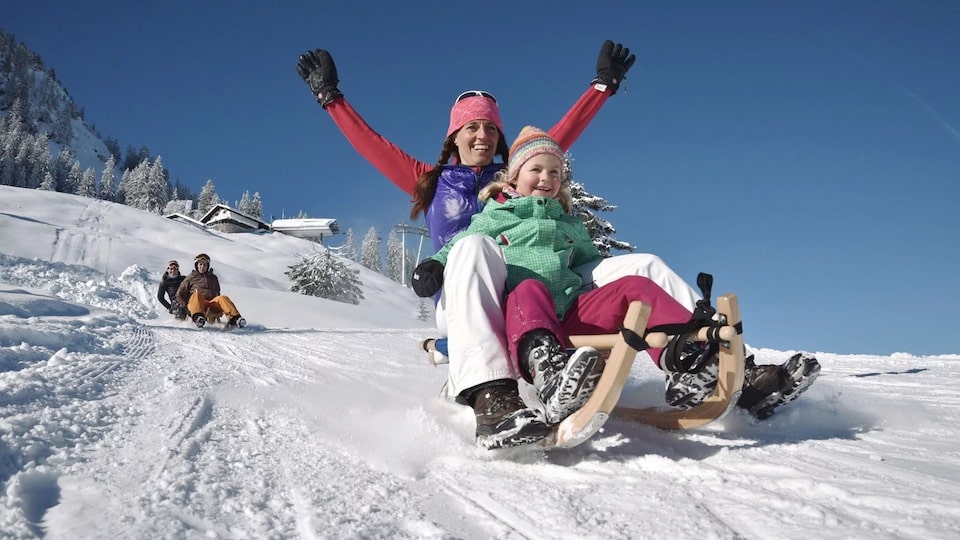 Roden und Schittenfahren in Bad Hindelang im Winter