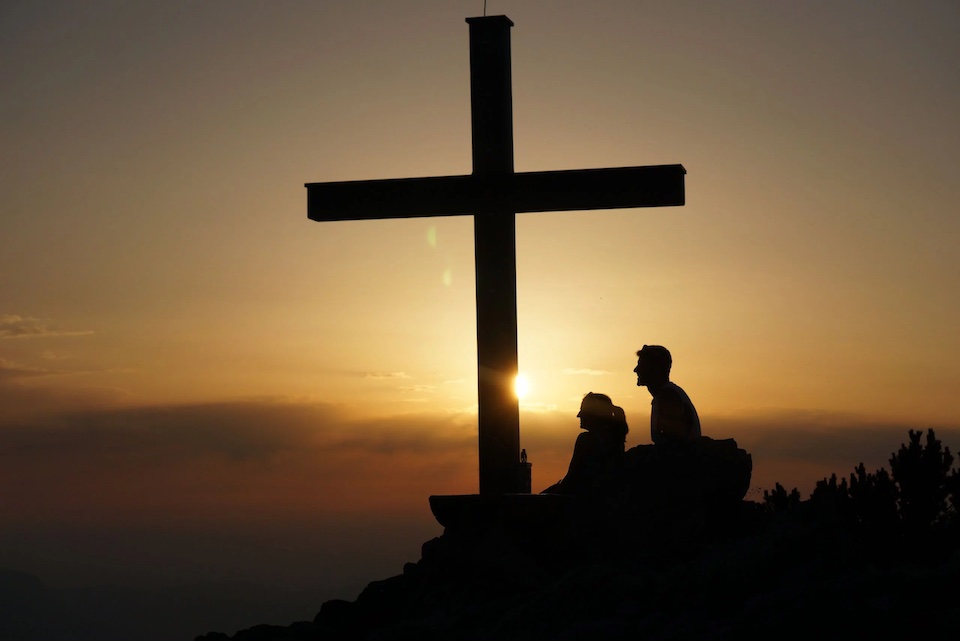 Sonnenuntergang in den Allgäuer Alpen erleben: romantisches Ausflugsziel auf dem Berggipfel